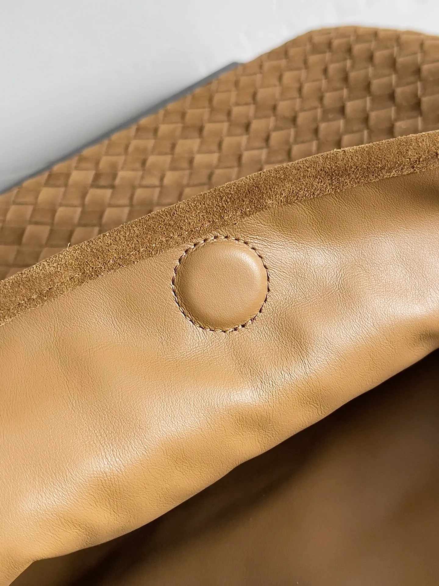 Batch 2160 Recently, I seem to be obsessed with this bag from BV~ The new Hop is really not too beautiful. The whole bag has no seams. The bag body and handles are made of one piece of leather. It embodies the style and essence of Bottega Veneta. It truly represents craftsmanship and creativity. The large size has a very loose and lazy upper body. Big bag lovers will definitely not regret buying it. Style number: 763970 Size: 53*24*13